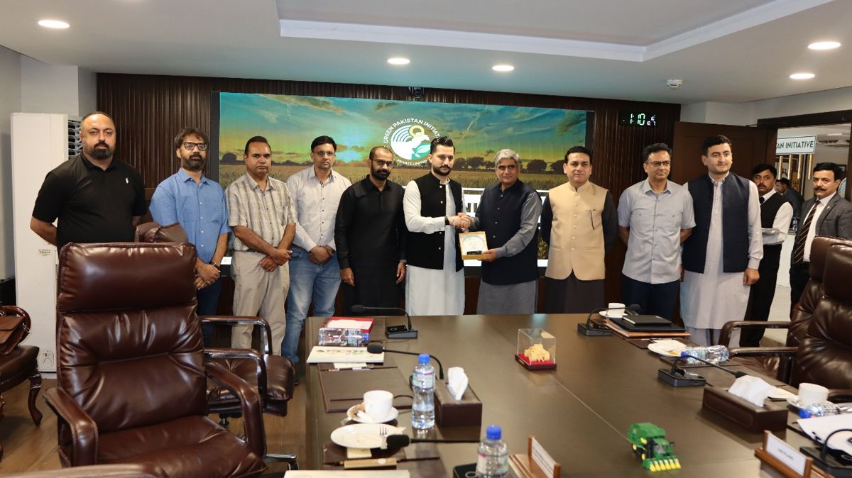 Participants with Maj Gen Shahid Nazeer and the Green Pakistan Initiative team